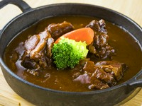 特製デミグラスソースで牛たんを柔らかく煮込みました。
ミニ国産牛テールスープ・麦飯（orバゲット）・ミニサラダ付