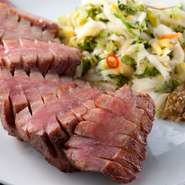 利久の代表的メニュー・炭焼き「極」や、牛たん寿司をご賞味下さい。