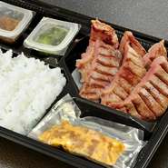 仙台名物の厚切りの炭焼き牛たんをご家庭で！
※牛たんの枚数に応じてご料金変更となります。