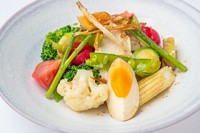 季節の野菜を清郎特性のお出汁で浸し、蒸し鶏を添えたおつまみ感覚のサラダです。
