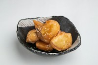 さつま芋を甘めの天ぷら粉（芋天粉）にまとわせカラッと揚げ、蜂蜜とバターで甘さを引き立たせた一品。