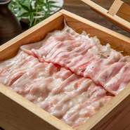 ※ご注文は2人前様からになります
蒸気で水分を補いながら旨味を閉じ込めるため、豚本来の食味を存分に味わうことができます。
旨味となる脂を逃すことなく、驚くほどふっくらと仕上げた状態で提供いたします。