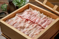 ※ご注文は2人前様からになります
蒸気で水分を補いながら旨味を閉じ込めるため、豚本来の食味を存分に味わうことができます。
旨味となる脂を逃すことなく、驚くほどふっくらと仕上げた状態で提供いたします。