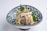 饅頭に天ぷら粉をつけ、カラッと油で揚げて揚げ饅頭にバニラアイスを添えました。