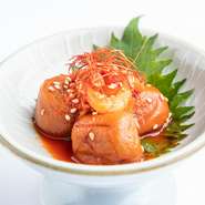 梅干しの酸味とキムチの辛さがやみつきになる旨さ！