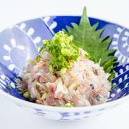 なめろうのごとく、お皿上にある最後の一粒まで召し上がっていただけるよう、魂をこめて叩きます。