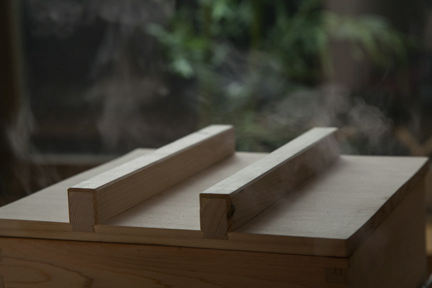 檜のにおいが立ち込める空間で