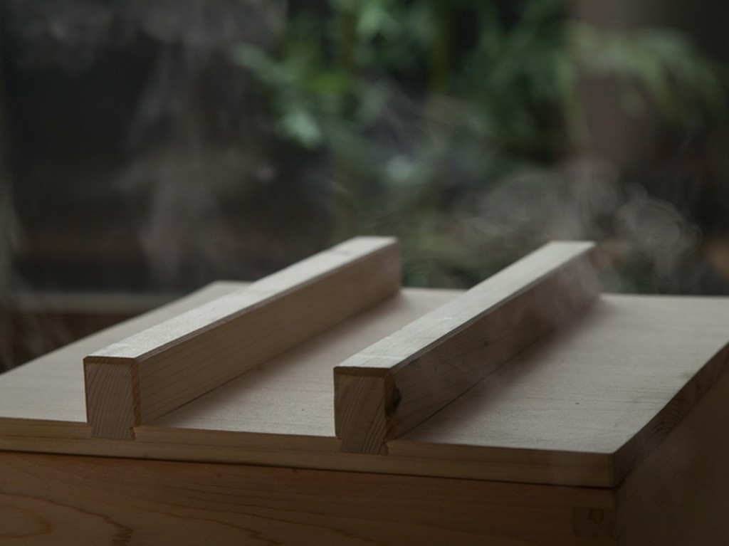 檜のにおいが立ち込める空間で