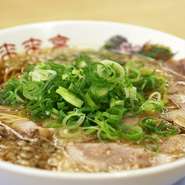 ラーメンの命であるスープ。【来来亭】では京都風醤油味の鶏ガラに背脂を浮かせています。表面に背脂、中は澄んだ鶏ガラベースのスープなので、コクがあるのに口当たりはスッキリ。老若男女、最後まで飲み干せます。