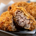 サクッと揚がった衣から肉々しい食感と旨みがジュワッと広がります。