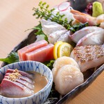 全国各地の漁師から届く
その日の良いところを盛り込みます
※刺身盛り合わせは二人前より承ります