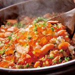 鍋いっぱいの鮭といくらが、目にも口にもうれしい土鍋ご飯です。