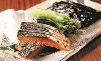 〆鯖の切り身を自家製胡麻だれにさっとくぐらせました