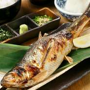 （原始焼き・御飯・小鉢・お新香・漁師汁）
（原始焼き・御飯・小鉢・お新香・漁師汁）
・にしん一本焼
・ほっけ干物焼
・赤魚粕漬け焼
・丸さば一本焼
・鮭ハラス焼
各1,200円～1,600円