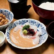 胡麻ダレ漬け鯛のお刺身・小鉢・御飯・お新香