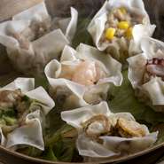 日替わりの魚貝や野菜が入った手包みの焼売を数種類ご用意しております。