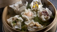 日替わりの魚貝や野菜が入った手包みの焼売を数種類ご用意しております。