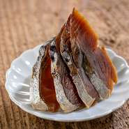 福井名産の発酵食品です。噛むほどに染み出す旨味と塩気が呑兵衛の日本酒への欲求を刺激します。