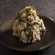 北海道産の雪室熟成じゃがいもを
特徴を活かして贅沢に二種類と、
芳醇な香りな十勝マッシュを使用。
味わい豊かな特製ディルマヨで和え、
すじ青のりで磯の香りも広がります。