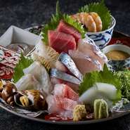 漁師がひと手間かけた鮮魚や季節の貝類。
鮮度をダイレクトに感じる生はもちろん、炙りや酢〆、湯霜などその魚種にあった食べ方で！
醤油だけでなく特製酢味噌や豊富な薬味で様々な旨味をお楽しみください。