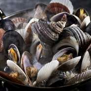 姫ホタテ、ムール貝、あさりをベースに黒バイ貝やサザエなど5～6種類の貝を豪快に盛り込んだ貝鍋。
最後に貝出汁の効いたスープで作る〆はどちらも格別の逸品です。