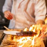 1時間に1回の藁焼きライブ。
焼き立てをお届けいたします。
入荷があった日だけの限定メニューですので、メニューに見かけた際にはぜひお楽しみください。