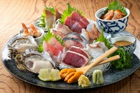 漁師がひと手間かけた鮮魚や季節の貝類。鮮度をダイレクトに感じる生はもちろん、炙りや酢〆、湯霜などその魚種にあった食べ方で！
※二人前よりお承ります。
※写真は二人前です。