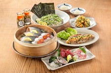《サクラマスとハモの蒸籠蒸し》ほか、自慢の逸品を取り揃えた、見た目にも楽しい五感で味わうコースです！