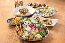 名物《刺身本気盛り》が通常8点盛りのところ10点盛りに！金目鯛、牡蠣など！デザートもついたコースです！