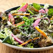 鮮度にこだわった生産者の顔が見える野菜がこの一皿に。
特製ドレッシングが全体をまとめ上げます。
※仕入れ状況により野菜の種類が異なります。