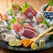 漁師がひと手間かけた鮮魚や季節の貝類。鮮度をダイレクトに感じる生はもちろん、炙りや酢〆、湯霜などその魚種にあった食べ方で！
※二人前よりお承ります。
※写真は二人前です。