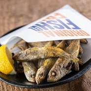カラッと揚げたての香ばしい小魚は魚の旨味を丸ごといただけます！
時季によって変わる魚種はメヒカリやトウゴロウイワシ、未利用魚の豆アジやヒイラギなど。