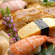 格職人が握る自慢の「江戸前寿司」や新鮮さが自慢の「刺し盛り」など、新鮮な魚介類のメニューをメインに、豊富なで美味しい料理を取り揃えたお得なコース料理もご用意。各種ご宴会やパーティなどに最適です。