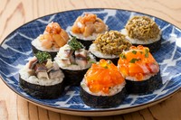 ガリさばやサーモンいくら、しらす高菜、蟹味噌など、
王道から変わり種の巻物を日替わりで
三～四種ご用意しております。
酒のつまみにはもちろん、軽く〆たい方にもおすすめです。
