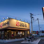 創業以来炭火焼鳥にこだわる【とりどーる小束山店】。ファミリーダイニング型レストランとして豊富なメニューを取り揃えております。
