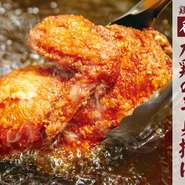鳥の旨味を余すことなく豪快に食べられる、丸鶏の半身揚げ！唐揚げに負けないくらいの人気必食メニューです◎