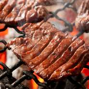 牛たん焼（塩味）・牛たん焼（味噌味）からお選びいただけます。
・3枚6切　1980円
・4枚8切　2640円
・5枚10切　3300円