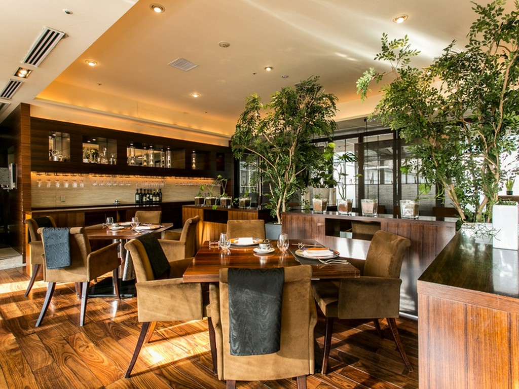 重厚感の中にも心地よさが感じられるメインダイニング