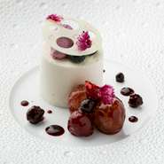 赤ワインとブルーベリーのソース赤い実のフルーツを添えて