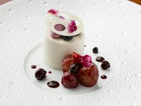 赤ワインとブルーベリーのソース赤い実のフルーツを添えて