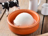 北海道の生乳を使用したバニラアイスクリーム。濃厚なのに口どけの良い上品な味わいに仕上げました。