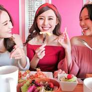 大人気のチーズフォンデュ付女子会コース!!｢日本･チーズフォンデュ協会」監修“豆乳”入りのとろ～りチーズが絶品！濃厚richな味わいを思う存分お楽しみ下さい。+500円で食べ放題も！3時間飲み放題付⇒2980円！