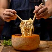 ミモレットチーズの器で、パスタにチーズの香り付けをする本格チーズパスタ♪チーズの壁をお客様の目の前で削りながら仕上げる演出にぜひご注目下さい！