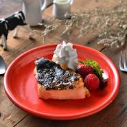 極濃！話題のバスク風チーズケーキ♪今までのチーズケーキとは違う新感覚な味わいが特徴。こんがりと焦げがついた表面のほろ苦さと、とろ～り口の中でとける濃厚なチーズのコンビネーションがやみつきに！