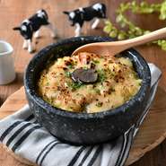 チーズ専門店が本気で作った石焼チーズリゾット。濃厚でもったりとした深い味わいと黒トリュフの風味が絶妙にマッチ。