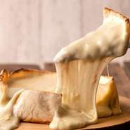 カットした瞬間に溢れ出るチ～ズの大洪水?!衝撃の『シカゴピザ』