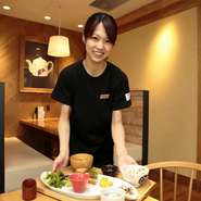 明るい光と木のぬくもりが感じられるおしゃれな雰囲気の店内。広々としたソファ席は、友人や家族とゆったりとした時を過ごせます。フレンドリーに接してくれる店員さんの笑顔も魅力です。