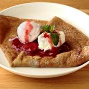 定番のケーキやパフェ、あずき、白玉、ほうじ茶など和素材を使用したスイーツなど、こだわりのデザートが勢ぞろい。『そば粉クレープ』はミニサイズもあるので、ランチの後でも注文できます。