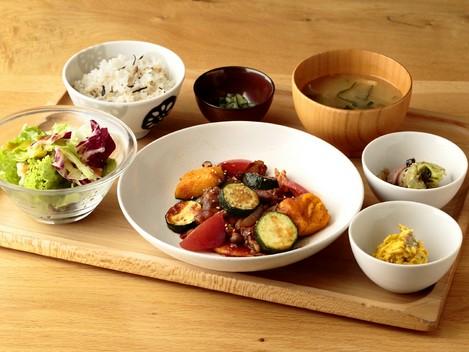 ジューシーな牛肉と特製タレが食欲をそそる『国産牛肉とズッキーニのトマト炒め』