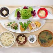 脂ののった「とろびんちょう」にパン粉をつけて。レア状態で揚げました。おろしポン酢をつけてお召し上がりください。